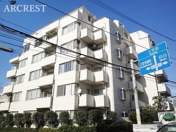 ���n�O�ώʐ^ �������r�ܐ��w���w���x�w���p���o�X�ւ��[���I�o�X��k���Q���łQ�H���։��K�A�N�Z�X�I�������w�Z�k���T�ȓ��`�q��Ăɂ��D�����Z�������Ǝ{�݂��[��