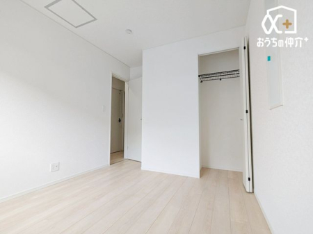 �q������ �q�������ɃI�X�X����5.25���m���̗l�q�B�N���[�[�b�g���t���Ă��邽�߁A���q�l�̕׋�����E�ߗޓ����֗��Ɏ��[�\�ł��B