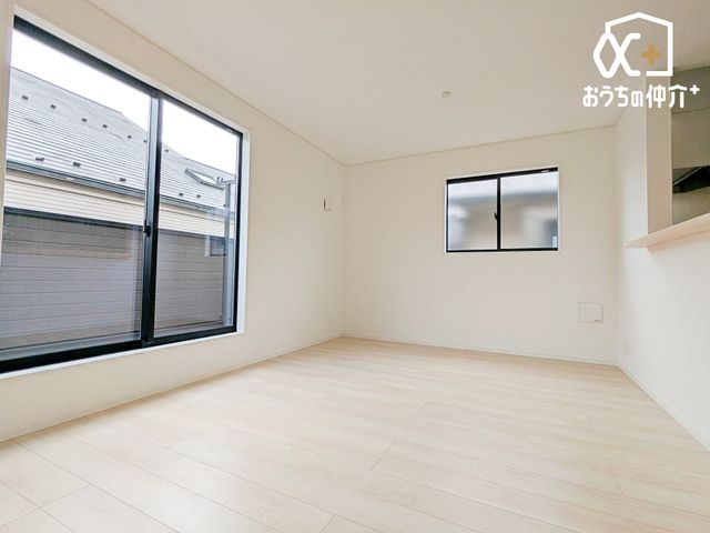 ���r���O ���Ƒ������R�ƏW�܂郊�r���O�̗l�q�ł��B ���C�ɓ���̃\�t�@�[��e�[�u����u���Ă��C�ɓ���̋�ԂɁB