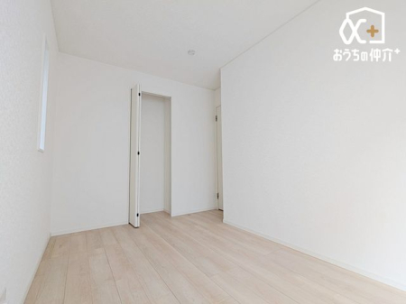 �Q�� �g���ȗz�˂����������ރN���[�[�b�g�t���̐Q���̗l�q�ł��B���[�͂��L�x�ȃN���[�[�b�g���t���Ă���Q���́A���X�̕�炵������w�L���Ȃ��̂֕ς��Ă���܂��B