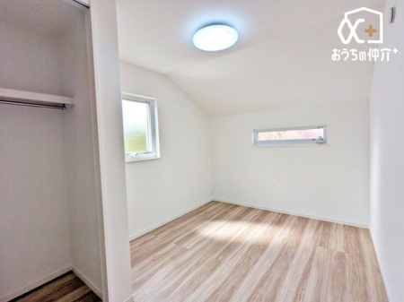 �q������ ���������锒�ǂƖؖڏ��̎q�ǂ������B���[�t�ŕЕt���ȒP�B�x�b�h�Ɗ���u���Ă�������������A�w�K���ɏW���ł��閾�邢��Ԃł��B�����͏��ւ⃊���[�g�w�K�X�y�[�X�Ƃ��Ă�����B���C���₷�����ŔN�����K�B