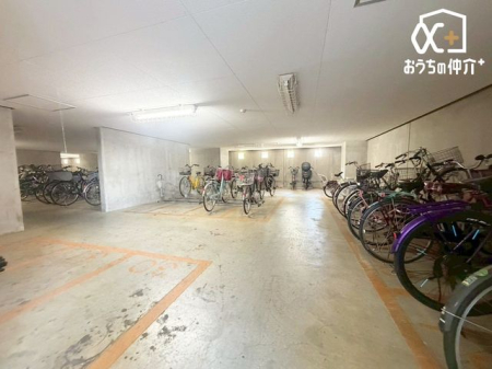 ���̑� �~�n�����փX�y�[�X�̗l�q�ł��B�J���玩�]�Ԃ�����Ă���鉮���t���̒��փX�y�[�X�ł��B