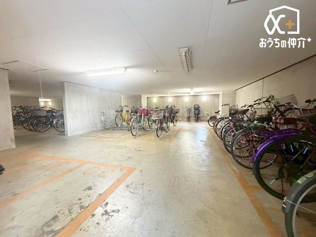 ���̑� �~�n�����փX�y�[�X�̗l�q�ł��B�J���玩�]�Ԃ�����Ă���鉮���t���̒��փX�y�[�X�ł��B