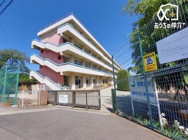 ���ӊ� �є\�s���x�m�����w�Z �k��9���B���q�l�����S���Ēʂ��܂��B 700m