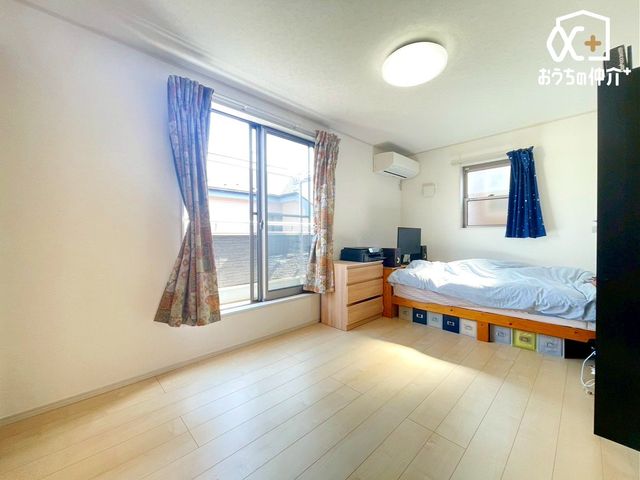 �Q�� �`Room�`�m���̓i�`�������ȃt���[�����O�o���R�j�[�ɖʂ��Ă��邨�����ł��B