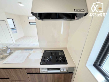 �L�b�`�� ������������O���R�����̗l�q�ł��B�u�߂�E�ύ��ޓ��̍�Ƃ������ɏo����R�����ł��B