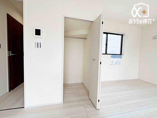 ���[ ���r���O�ɂ�����[�X�y�[�X�B�n���K�[�o�[�t�ŃR�[�g��J�o�������[�ł����r���O���U�炩��̂�h���܂��B