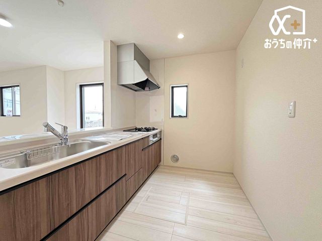 �L�b�`�� �Ƒ��Ɖ�b���y���߂�L�b�`���ł��B�������΂ɂ��邩��A��b�����R�Ƃ͂��݂܂��B�܂��A���r���O�̗l�q���킩��̂ň��S���č�ƂɏW���ł��܂��ˁB