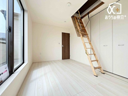 �Q�� 6.7���̃o���R�j�[�ɖʂ�����Ƃ肠��Q���́A�_�炩�Ȍ��ɕ�܂ꂽ�����̋�ԁB�x�b�h����[�Ƌ���������z�u�ł��A������Â��ɐS�n�悭�߂����܂��B