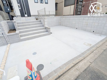  �J�[�X�y�[�X�̗l�q�ł��B���֊K�i�O�Ɏ��]�Ԃ�u�����Ƃ��\�ł��B