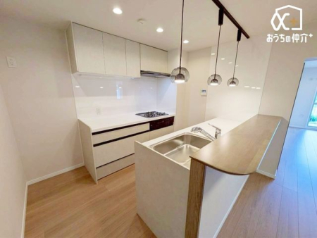 �L�b�`�� �`Kitchen�`�����g���L�b�`�������炱���A�H���̏������y�������ԂɁA�Z�������ł��X���[�Y�ɖ��ʂȂ���Ƃł���A���������ȒP�ɂł���ȂǁA�������y��������L�b�`���X�y�[�X�Ɏd�グ�܂����B