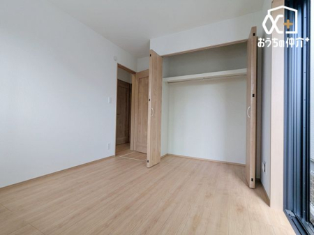 �Q�� �Q���ɃI�X�X����5.25���m���̗l�q�ł��B�N���[�[�b�g���t���Ă���A�Q��E�ߗޓ����L�x�Ɏ��[�\�ȐQ���ł��B