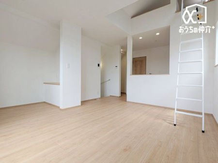 ���r���O �傫�ȑ����炽���Ղ�z�����������ޖ��邢���r���O�B2�K���r���O�Ŏ���̎������C�ɂȂ炸�A�v���C�o�V�[������܂��B�Ƒ��c���⃊���b�N�X�^�C���ɍœK�ȊJ�������ӂ���Ԃł��B