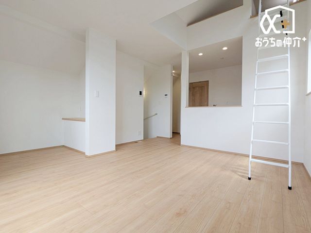 ���r���O �傫�ȑ����炽���Ղ�z�����������ޖ��邢���r���O�B2�K���r���O�Ŏ���̎������C�ɂȂ炸�A�v���C�o�V�[������܂��B�Ƒ��c���⃊���b�N�X�^�C���ɍœK�ȊJ�������ӂ���Ԃł��B