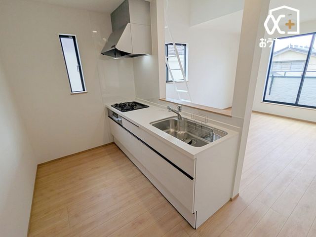 �L�b�`�� �L�b�`������̓��r���O�S�̂����n����Ԏ��ł��B���q�l���V�ԗl�q�������Ȃ���̂�������_�C�j���O�e�[�u���Ŋw�K���邨�q�l�ɂ�����ƃA�h�o�C�X���ł���݌v�ł��B