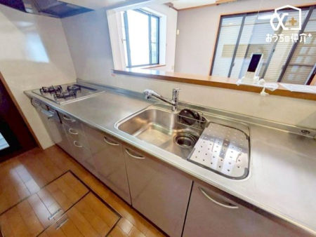 �L�b�`�� �`Kitchen�`�����g���L�b�`�������炱���A�H���̏������y�������ԂɁA�Z�������ł��X���[�Y�ɖ��ʂȂ���Ƃł���A���������ȒP�ɂł���ȂǁA�������y��������L�b�`���X�y�[�X�Ɏd�グ�܂����B