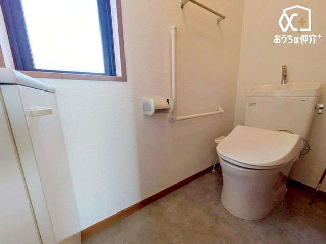 �g�C�� 2�K�g�C���̗l�q�ł��B1�K��2�K�ɂ��ꂼ�ꂲ�����܂��̂ŁA���̎��ԑтɂ����ݍ������ƂȂ����K�ɂ��g�����������܂��B