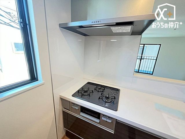 �L�b�`�� ������������O���R�����̗l�q�ł��B�u�߂�E�ύ��ޓ��̍�Ƃ������ɏo����R�����ł��B