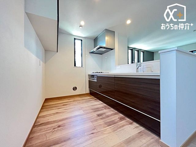 �L�b�`�� �Ƒ��Ɖ�b���y���߂�L�b�`���ł��B�������΂ɂ��邩��A��b�����R�Ƃ͂��݂܂��B�܂��A���r���O�̗l�q���킩��̂ň��S���č�ƂɏW���ł��܂��ˁB