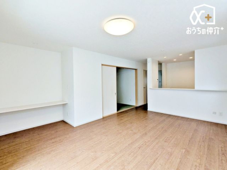 ���r���O �쐼���H�E��������ǍD�I�����̌��ŋC�������邭�B�傫�ȑ����炽���Ղ�z�����������ޖ��邢���r���O�B�Ƒ��c���⃊���b�N�X�^�C���ɍœK�ȊJ�������ӂ���Ԃł��B