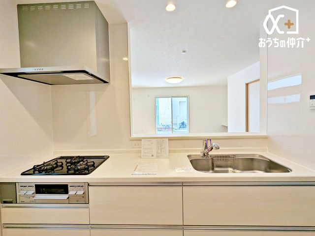 �L�b�`�� �������Ȃ��炲�Ƒ��̂��炪�����L�b�`���ł��B�����������q�l�̗l�q���킩��̂ŁA���S���Ă������Ɏ��g��ł��������܂��B�������΂ɂ��邩���b�����R�ƒe�݂܂��B