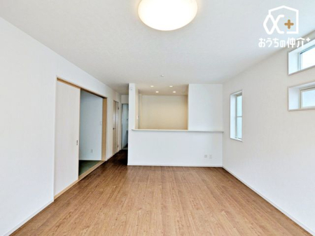 ���r���O ���Ƒ������R�ƏW�܂�17�����r���O�̗l�q�ł��B ���C�ɓ���̃\�t�@�[��e�[�u����u���Ă��C�ɓ���̋�ԂɁB