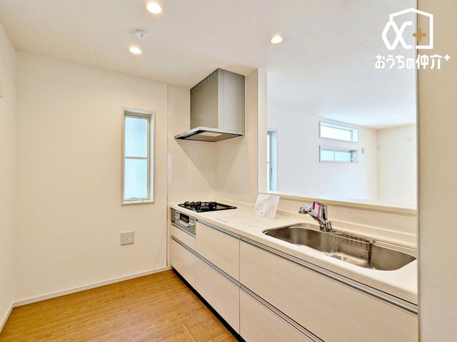 �L�b�`�� �L�b�`������̓��r���O�S�̂����n����Ԏ��ł��B���q�l���V�ԗl�q�������Ȃ���̂�������_�C�j���O�e�[�u���Ŋw�K���邨�q�l�ɂ�����ƃA�h�o�C�X���ł���݌v�ł��B