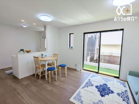 ���r���O ���R�ɉƑ��̏W�܂郊�r���O��ԁB�������Ƃ������Ԃ��A�Ƒ��ꏏ�ɉ߂����鎞�Ԃ𑝂₹�����Ȗ��邭�L�X�Ƃ�����Ԃł��B