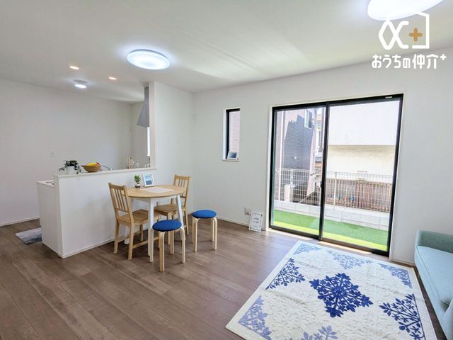 ���r���O ���R�ɉƑ��̏W�܂郊�r���O��ԁB�������Ƃ������Ԃ��A�Ƒ��ꏏ�ɉ߂����鎞�Ԃ𑝂₹�����Ȗ��邭�L�X�Ƃ�����Ԃł��B