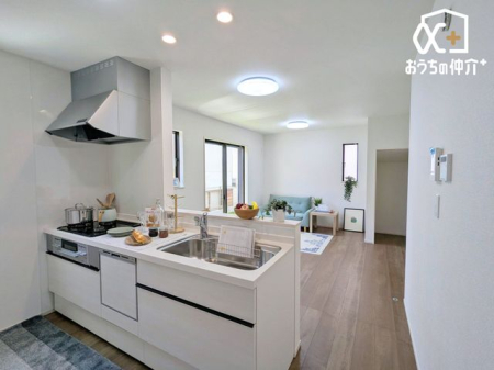 �L�b�`�� ��^�̗①�ɂ�A���[��u���Ă��������g����L�b�`���ɂȂ��Ă���܂��B�����͂��q�l�ƈꏏ�ɂ������̂����Ԃ����L���邱�Ƃ��\�ł��B�L�X�L�b�`���͉Ƃ̒��S�I�Ƒ��̉�b�������ƒe�݂܂��ˁI