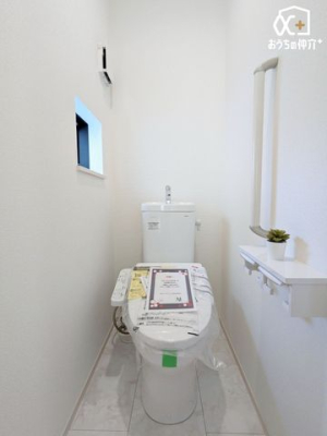 �g�C�� 1�K��2�K�ɂ��ꂼ��g�C����ݒu�B���̃o�^�o�^���鎞�ԑтɂ����ݍ������ƂȂ����K�ɂ��g�����������܂��ˁB