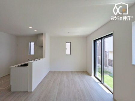 ���r���O ���R�ɉƑ��̏W�܂郊�r���O��ԁB�������Ƃ������Ԃ��A�Ƒ��ꏏ�ɉ߂����鎞�Ԃ𑝂₹�����Ȗ��邭�L�X�Ƃ�����Ԃł��B