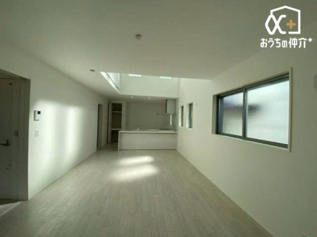 ���r���O �Ƒ��݂�Ȃ��u�₩�Ɍ��₩�ɉ߂�����悤�ɁA�D����������荞��17.6���̃��r���O�_�C�j���O�B�㎿�ȉ�����ɕ�܂��A���K�ŉ��₩�ȃv���C�x�[�g��Ԃł��B