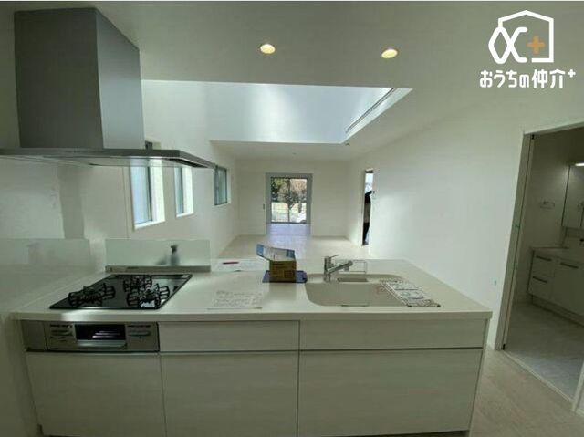 �L�b�`�� �`�E�`Kitchen�`�E�`�@�Ƒ��Ɖ�b���y���߂�L�b�`���ł��B�������΂ɂ��邩��A��b�����R�Ƃ͂��݂܂��B�܂��A���r���O�̗l�q���킩��̂ň��S���č�ƂɏW���ł��܂��ˁB