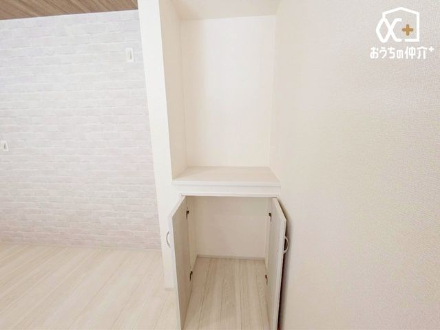 ���[ �L�b�`���ɂ���֗��ȃp���g���[�B�䏊�p�i�┃���������i�������[�ł��܂��B�㕔�̓J�E���^�[�ɂȂ��Ă��܂��B