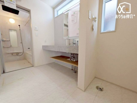 ���ʑ�E���ʏ� �`Wash room�`���̍Q�����������ԑтł��]�T�������Ďx�x�ł���L���p�E�_�[���[���B���������[���L�x�Ȃ̂Ō����ڂ��X�b�L���Ɛ������ڂł��܂��B