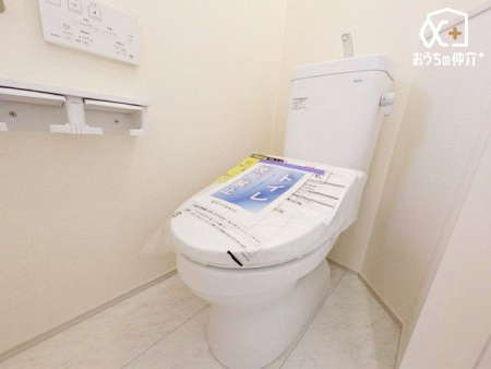 �g�C�� 2�K�g�C���̗l�q�ł��B1�K��2�K�ɂ��ꂼ�ꂲ�����܂��̂ŁA���̎��ԑтɂ����ݍ������ƂȂ����K�ɂ��g�����������܂��B