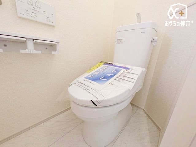 �g�C�� 2�K�g�C���̗l�q�ł��B1�K��2�K�ɂ��ꂼ�ꂲ�����܂��̂ŁA���̎��ԑтɂ����ݍ������ƂȂ����K�ɂ��g�����������܂��B