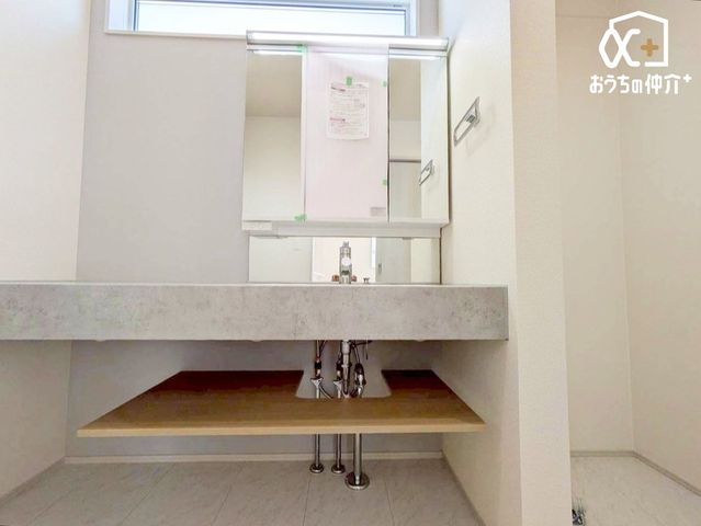 ���ʑ�E���ʏ� �`Wash room�`���̍Q�����������ԑтł��]�T�������Ďx�x�ł���L���p�E�_�[���[���B���������[���L�x�Ȃ̂Ō����ڂ��X�b�L���Ɛ������ڂł��܂��B