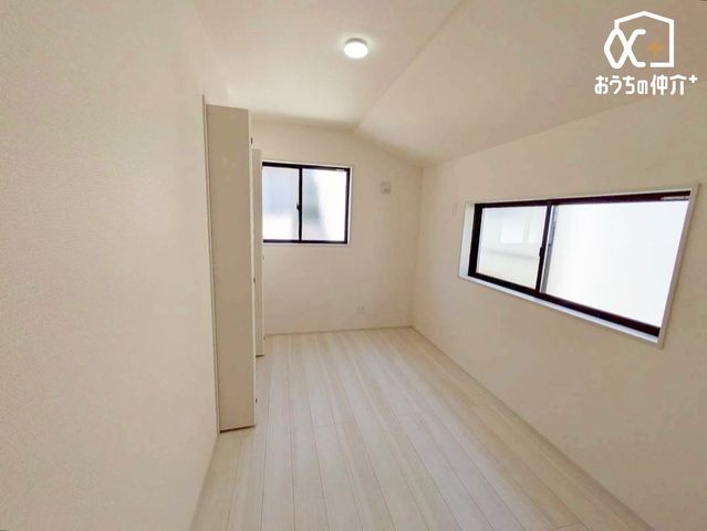 ���̑� 2�ʍ̌��̖��邢�m���B���C�A�ʋC�ɂ��D��Ă��܂��B