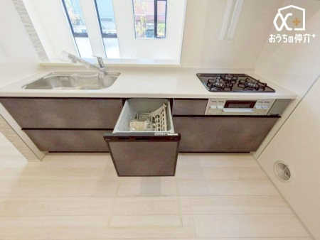 �L�b�`�� �`Kitchen�`�J�E���^�[�L�b�`���@���l�ڐ��̂�������ԁB�J�E���^�[�L�b�`���B�Ǝ������Ȃ�������q�l����ڂ𗣂��Ȃ��B���͂���l�l�ƒk�΂���B�J�E���^�[�L�b�`�������炱���\�ȓ���ł��B