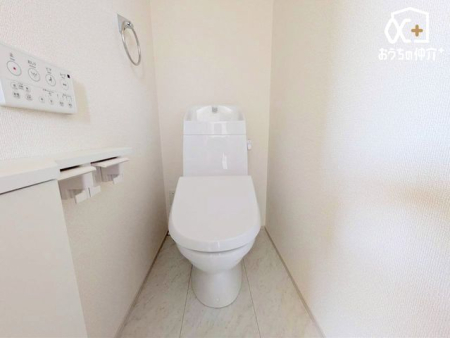 �g�C�� 2�K�g�C���̗l�q�ł��B1�K��2�K�ɂ��ꂼ�ꂲ�����܂��̂ŁA���̎��ԑтɂ����ݍ������ƂȂ����K�ɂ��g�����������܂��B