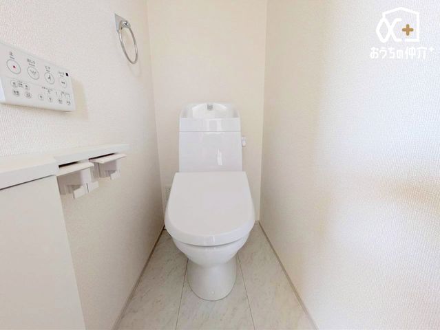 �g�C�� 2�K�g�C���̗l�q�ł��B1�K��2�K�ɂ��ꂼ�ꂲ�����܂��̂ŁA���̎��ԑтɂ����ݍ������ƂȂ����K�ɂ��g�����������܂��B