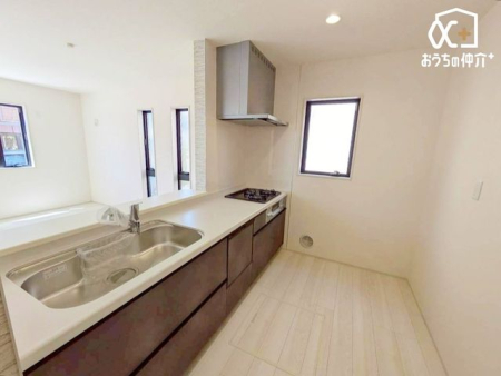 �L�b�`�� �`Kitchen�`�����g���L�b�`�������炱���A�H���̏������y�������ԂɁA�Z�������ł��X���[�Y�ɖ��ʂȂ���Ƃł���A���������ȒP�ɂł���ȂǁA�������y��������L�b�`���X�y�[�X�Ɏd�グ�܂����B