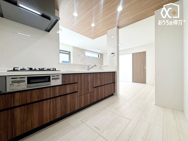 �L�b�`�� �`Kitchen�`�����g���L�b�`�������炱���A�H���̏������y�������ԂɁA�Z�������ł��X���[�Y�ɖ��ʂȂ���Ƃł���A���������ȒP�ɂł���ȂǁA�������y��������L�b�`���X�y�[�X�Ɏd�グ�܂����B