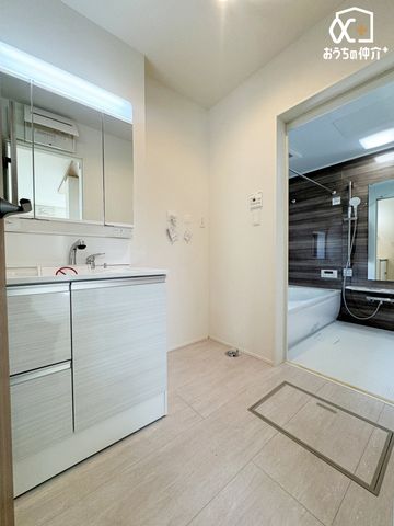 ���ʑ�E���ʏ� �`Wash room�`���̍Q�����������ԑтł��]�T�������Ďx�x�ł���L���p�E�_�[���[���B���������[���L�x�Ȃ̂Ō����ڂ��X�b�L���Ɛ������ڂł��܂��B