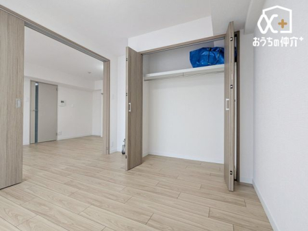 �Q�� �Q���ɃI�X�X����4.7���m���̗l�q�ł��B�N���[�[�b�g���t���Ă���A�ߗޓ����L�x�Ɏ��[�\�ȐQ���ł��B