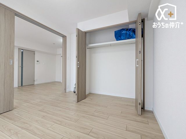 �Q�� �Q���ɃI�X�X����4.7���m���̗l�q�ł��B�N���[�[�b�g���t���Ă���A�ߗޓ����L�x�Ɏ��[�\�ȐQ���ł��B