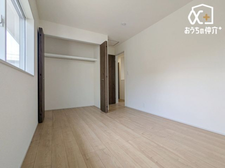 �q������ �q�������ɃI�X�X����6.0���m���̗l�q�B��e�ʂ̃N���[�[�b�g���t���Ă��邽�߁A���q�l�̕׋�����E�ߗށE�Q����֗��Ɏ��[�\�ł��B