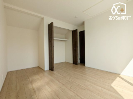 �Q�� �Q���ɃI�X�X����6.8���m���̗l�q�ł��B�N���[�[�b�g�Ə����������[���t���Ă���A�Q��E�ߗޓ����L�x�Ɏ��[�\�ȐQ���ł��B